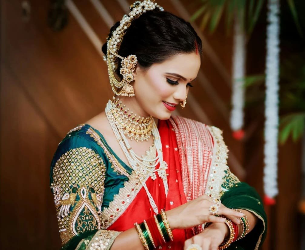 Mulher de Maharashtra em trajes tradicionais, representando a cultura e as tradições do estado