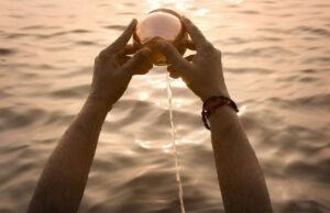 Pessoa orando ao Deus Sol durante o festival hindu Makar Sankranti, celebrado com fé e devoção