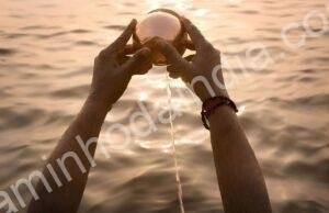 pessoa orando ao deus sol durante makar sankranti