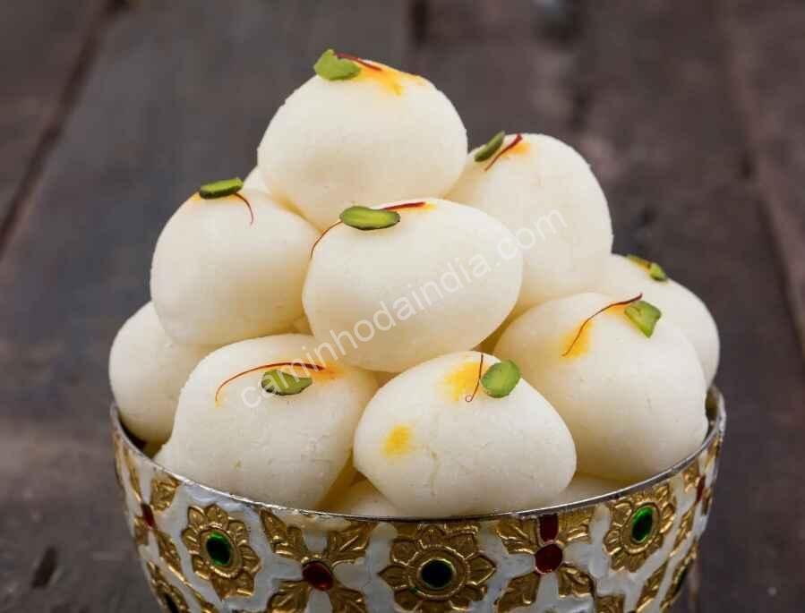 Pilha de rasgullas servidas em uma tigela, doce indiano tradicional.