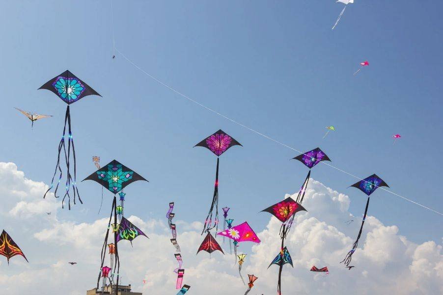 pipas-coloridas-no-ceu-makar-sankranti Pipas coloridas no céu azul durante Makar Sankranti, celebrando o festival com alegria e tradição