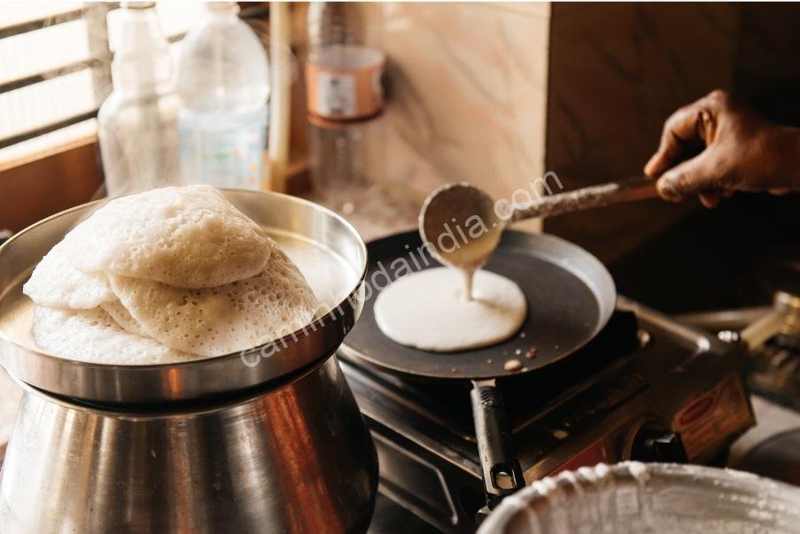 preparando-dosa-restaurante Preparando dosa fresca em restaurante indiano, prato tradicional do sul da Índia