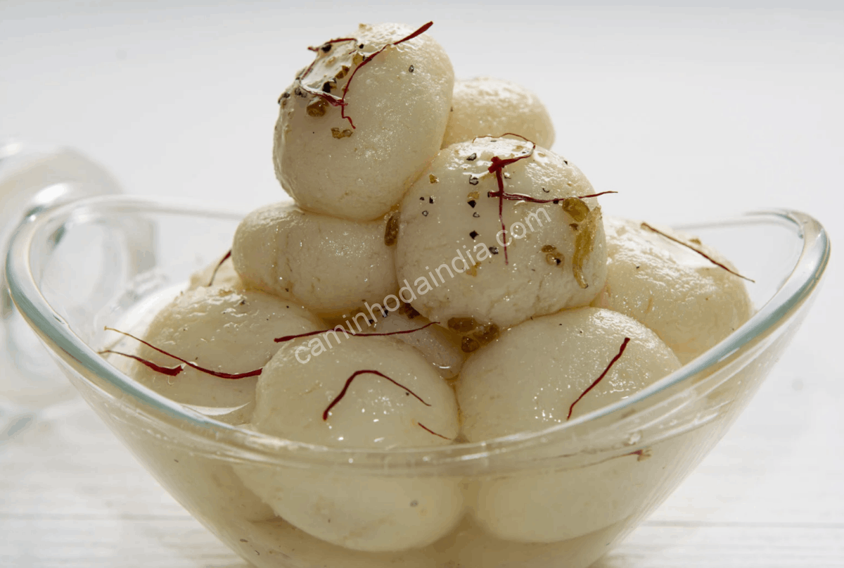 Rasgulla decorado com fios de açafrão sobre a superfície