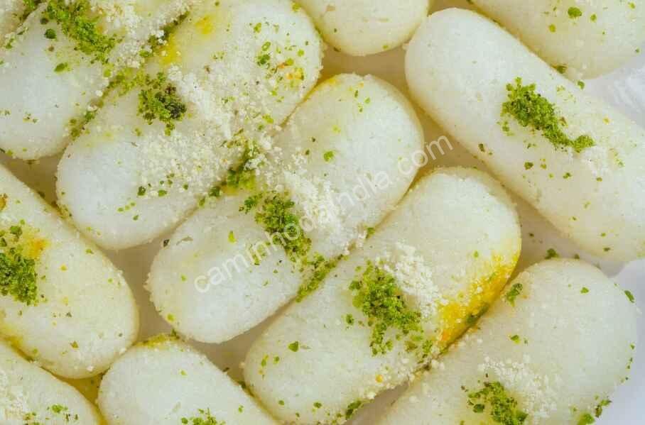 Rasgulla apresentado em formatos variados, mostrando a criatividade na preparação do doce indiano.