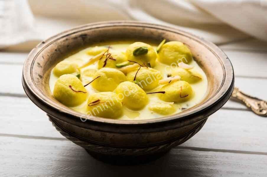 rasgulla-em-tigela-com-calda Rasgulla servido em uma tigela com calda doce tradicional indiana
