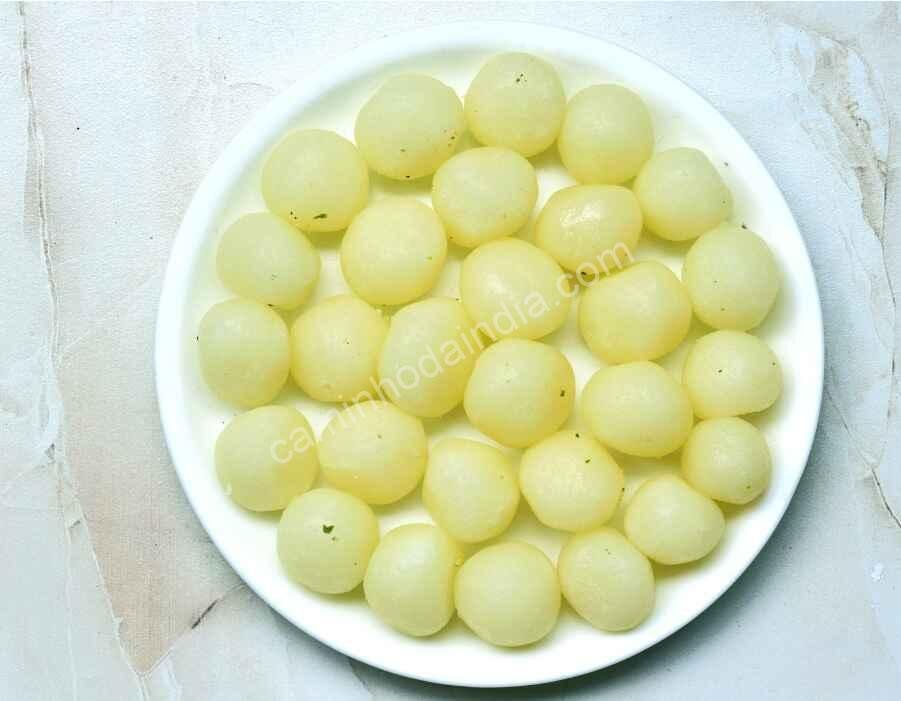 Rasgulla feito em casa, mantendo a tradição e sabor do doce indiano.