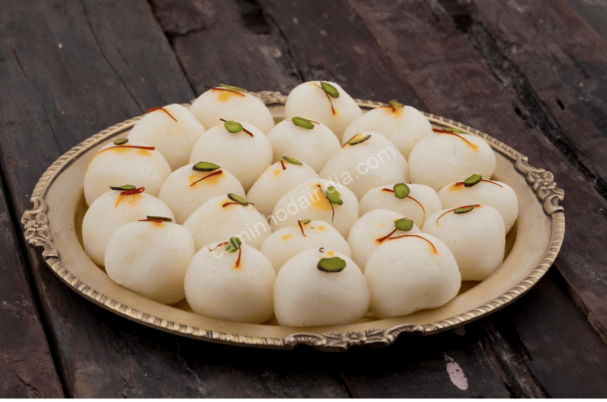 rasgulla-indiano Rasgullas servidos em um prato, doce indiano tradicional pronto para saborear.