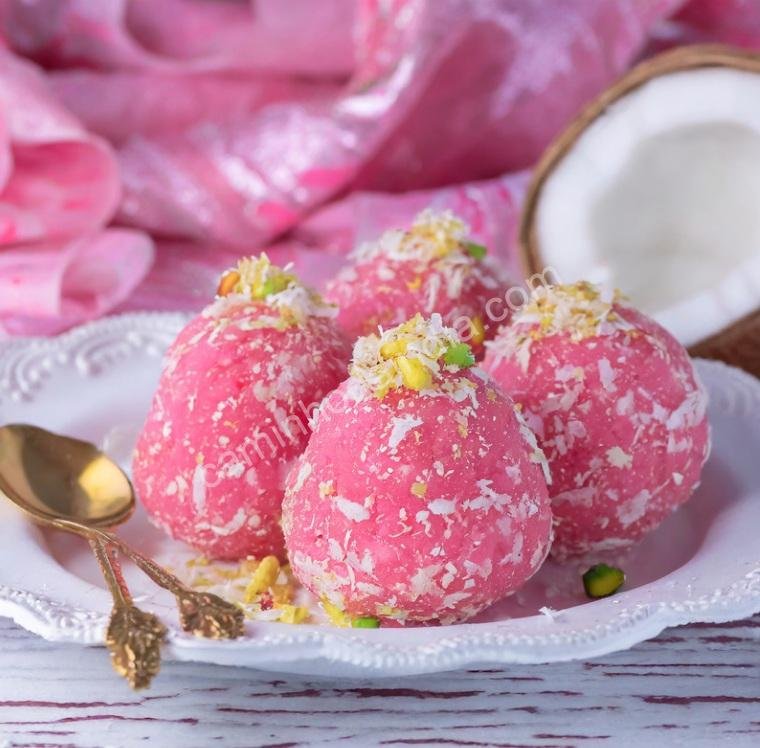 Rasgulla rosa, uma variação moderna e colorida do doce tradicional indiano.