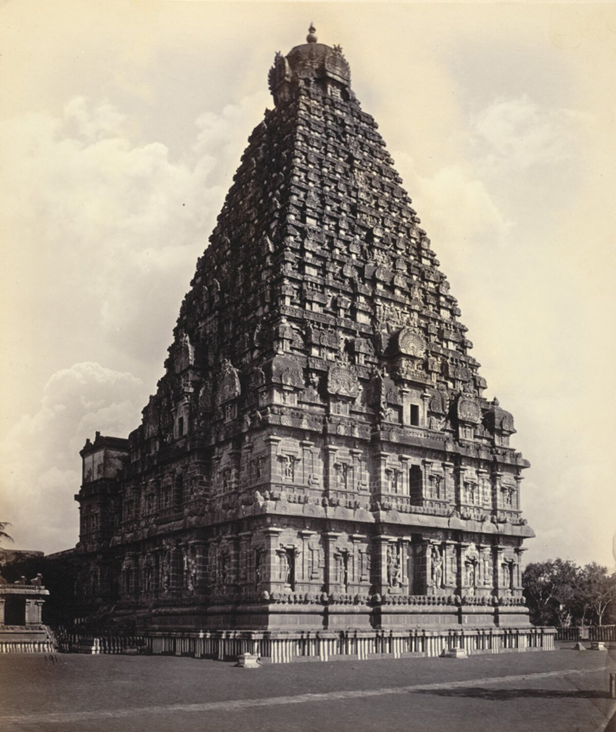 Fotografia histórica de 1868 do Templo Brihadeeswarar, em Thanjavur, uma obra-prima da arquitetura Chola dedicada a Shiva, reconhecida pela sua torre vimana monumental e pela sofisticação técnica alcançada no sul da Índia medieval