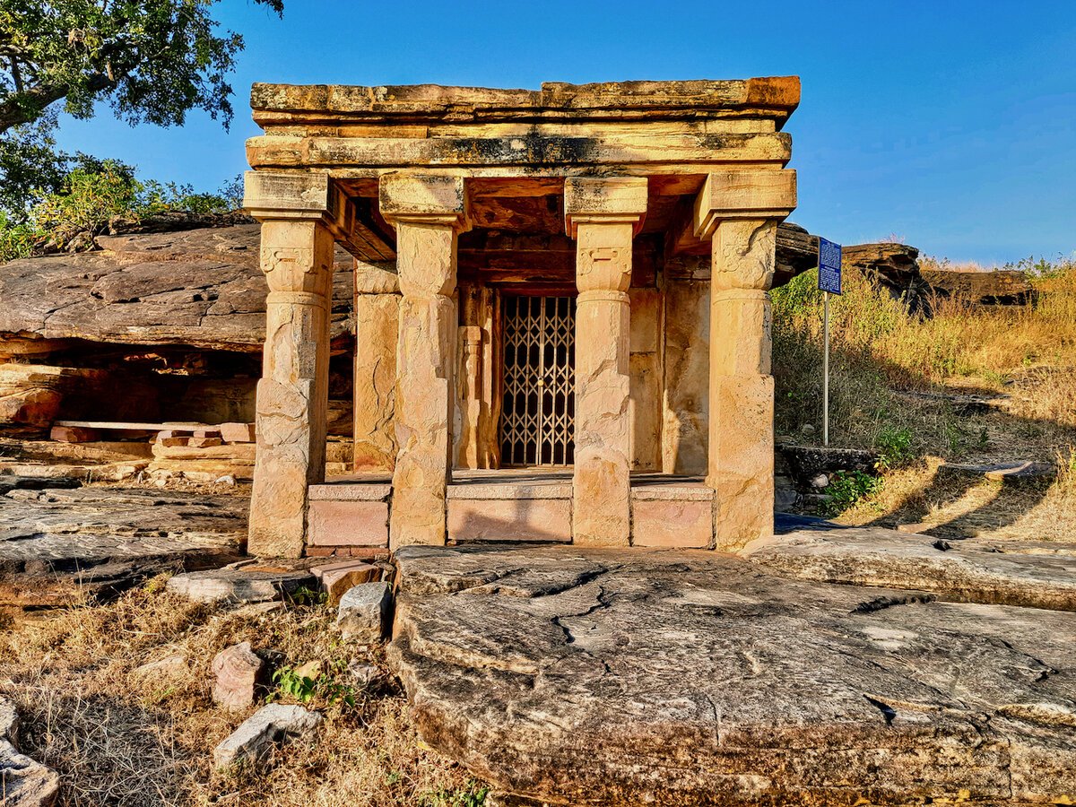 Templo de Surya nas Cavernas de Udayagiri, associado ao culto solar e à arte rupestre da Índia antiga