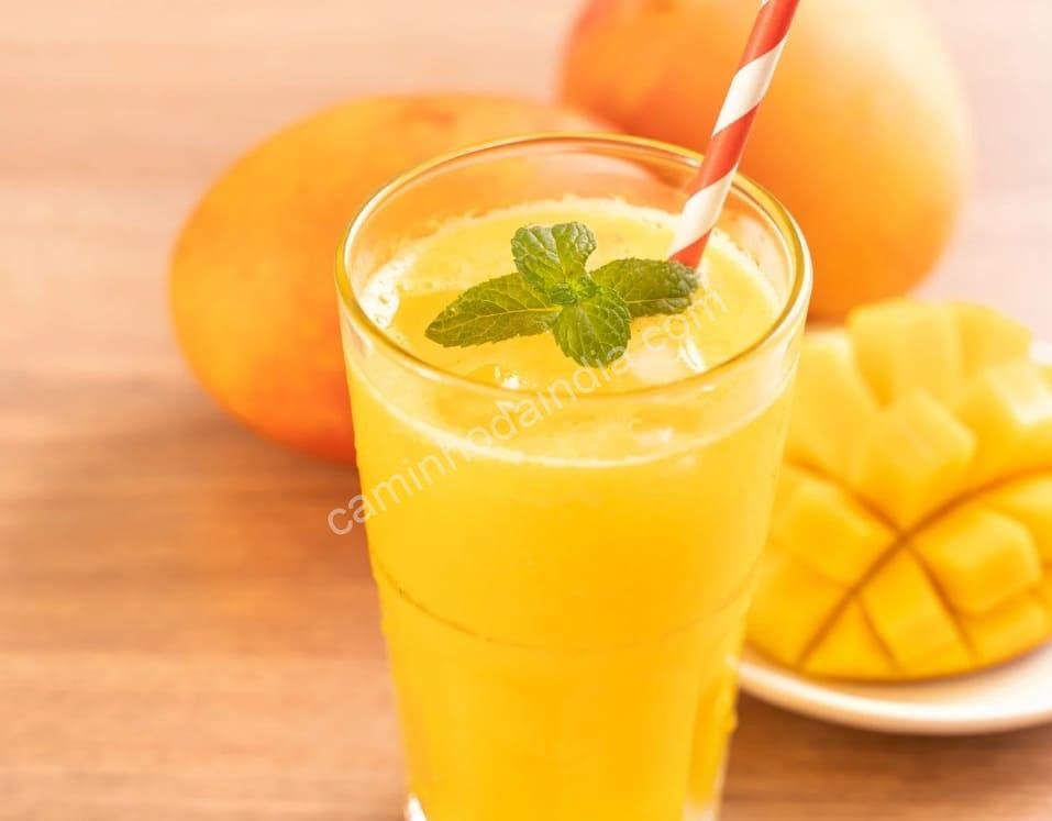 Aamras leve feito com água, servido em copo, uma versão refrescante da clássica sobremesa indiana de manga