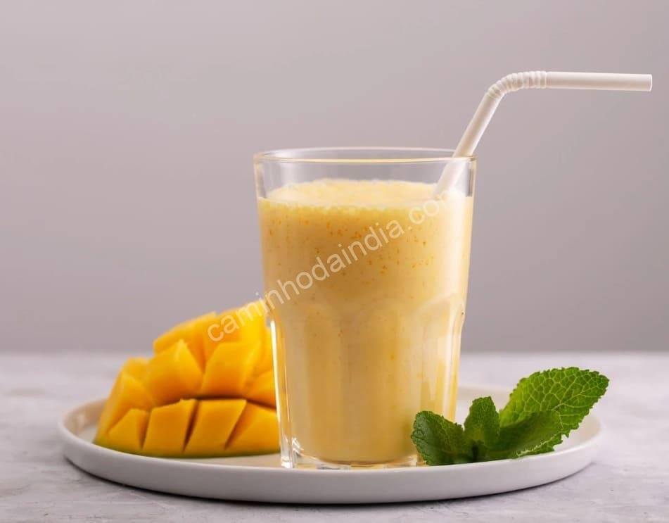 aamras-preparado-com-leite-servido-em-copo Aamras Índia feito com leite, servido em copo, uma variação cremosa e nutritiva da tradicional bebida de manga indiana