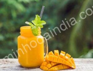 Aamras fresco servido em uma jarra tradicional de barro, com cor dourada e textura cremosa de manga madura