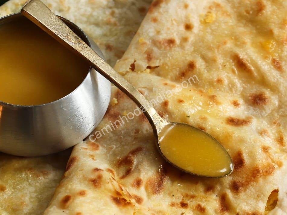 aplicando-ghee-puran-poli Puran poli servida tradicionalmente com ghee derretido por cima