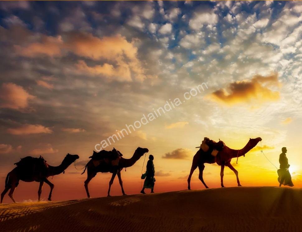 Ilustração de árabes caminhando com seus camelos pelo deserto da Arábia sob o sol
