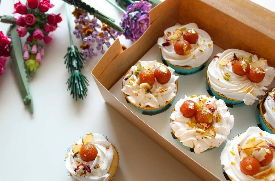 bolo-gulab-jamun Bolo de Gulab Jamun decorado com calda doce indiana