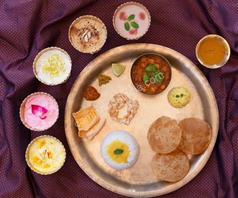 comidas-tradicionais-gudi-padwa Prato típico do Gudi Padva com puri e aamras servido de forma tradicional