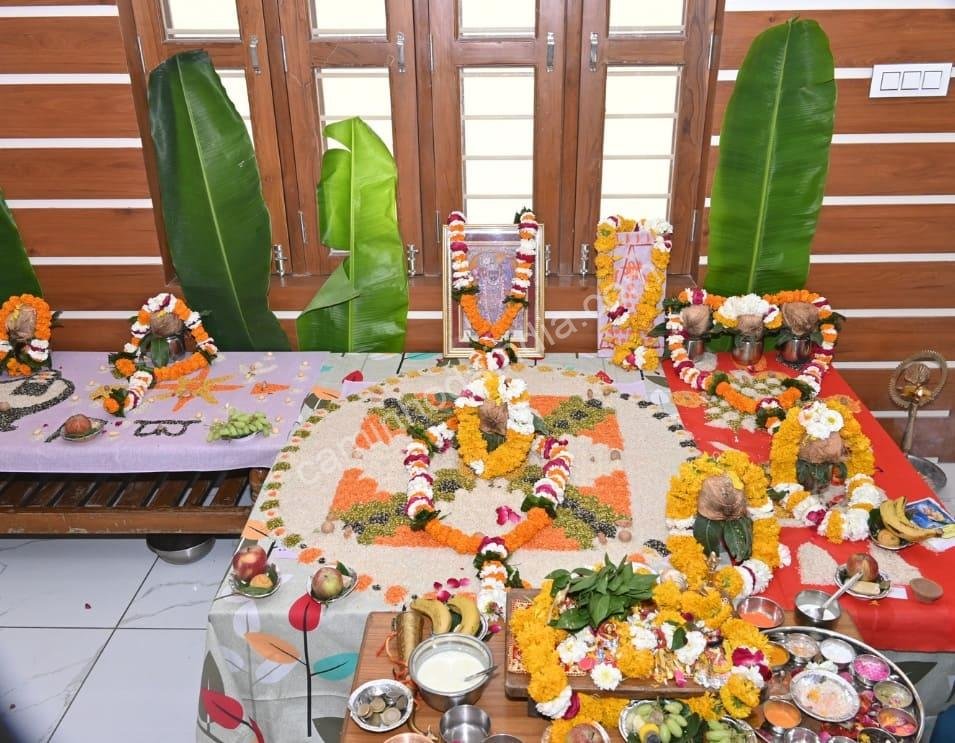 Decoração tradicional de pooja em casa, simbolizando pureza, devoção e boas energias