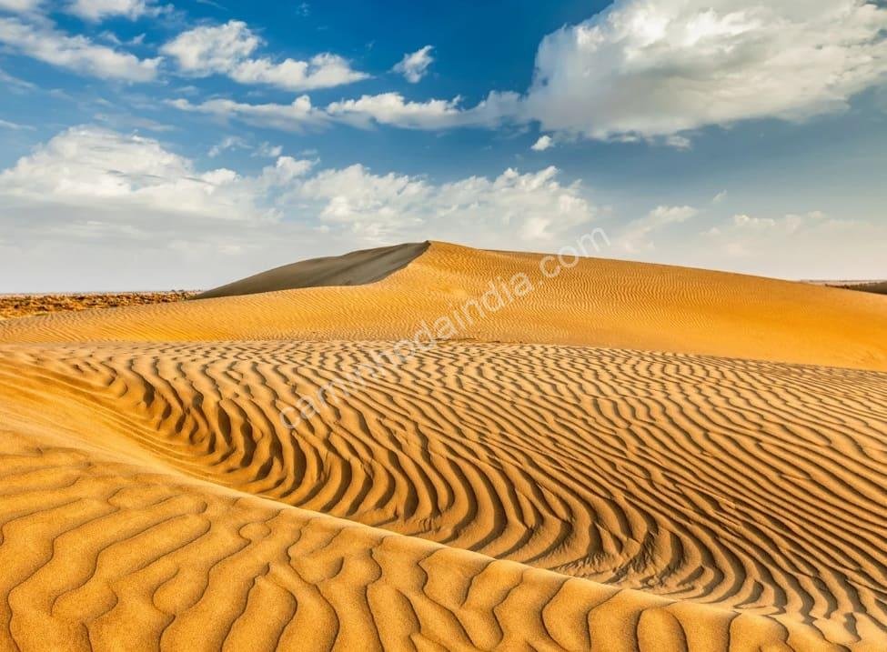 O magnífico deserto de Rajasthan revela sua beleza dourada sob o pôr do sol, um símbolo da serenidade e grandiosidade do estado indiano