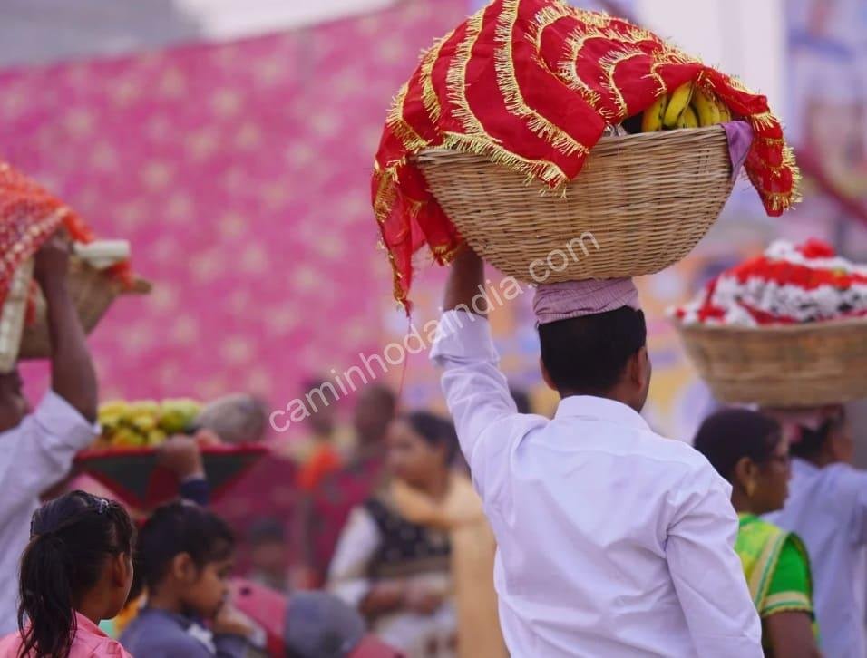 Devotos levando cestas de frutas para o rio durante o Chhath Pooja, em um gesto de fé e gratidão ao deus Sol