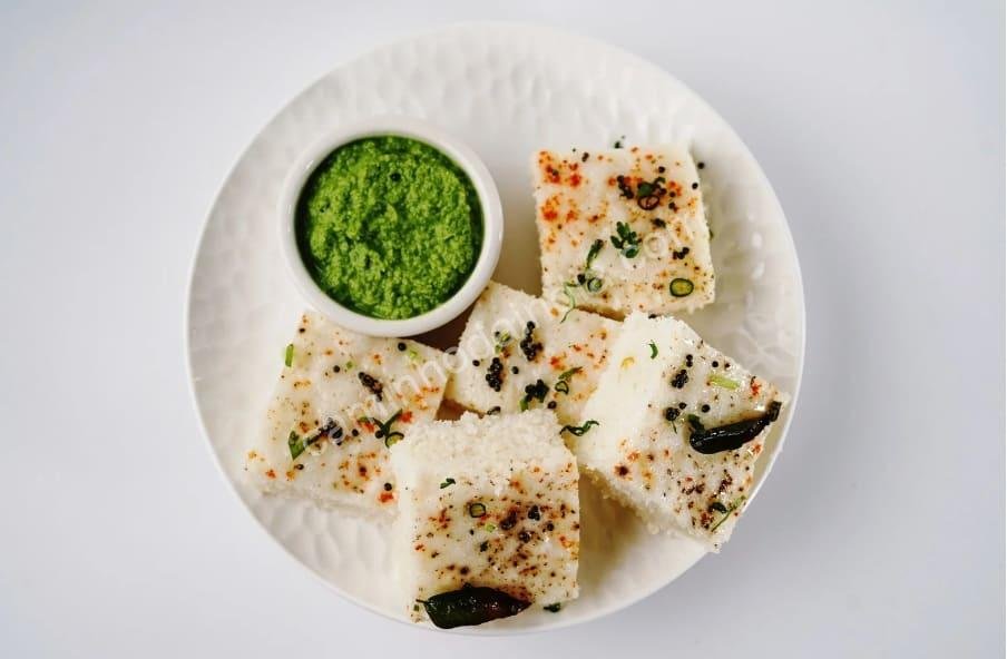dhokla-branco-com-chutney-verde-seco Dhokla branco e macio com chutney verde seco