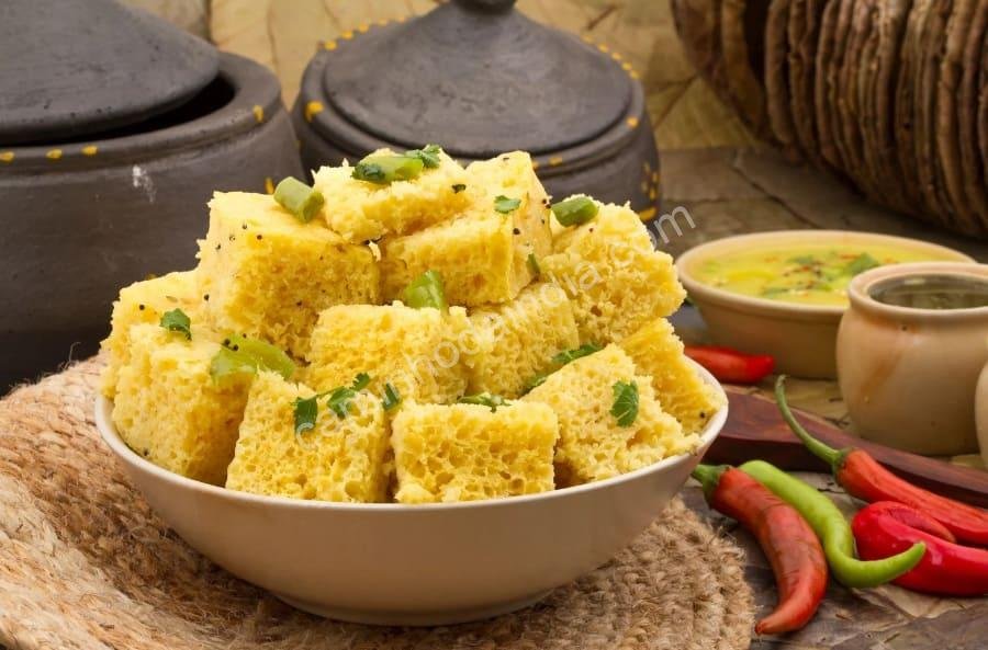 dhokla-em-restaurante Dhokla macio servido em um restaurante indiano