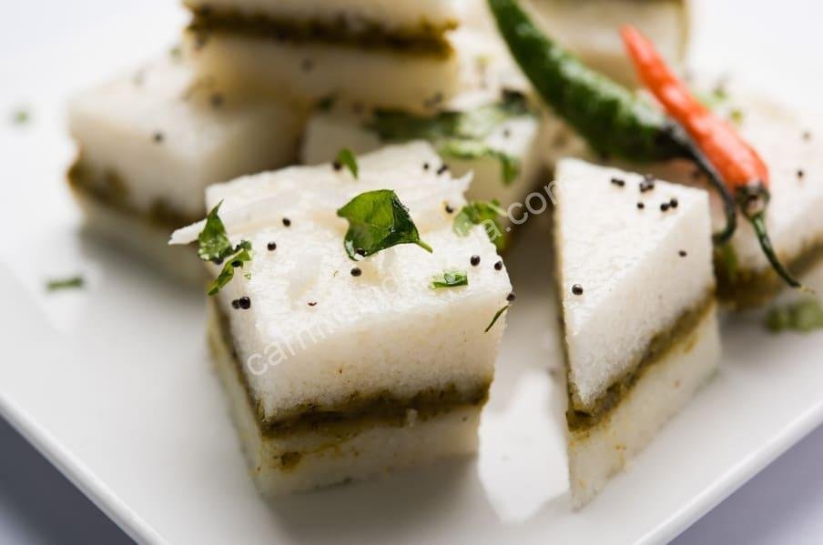dhokla-estilo-sanduiche Dhokla preparado como um sanduíche, com camadas leves e recheio saboroso