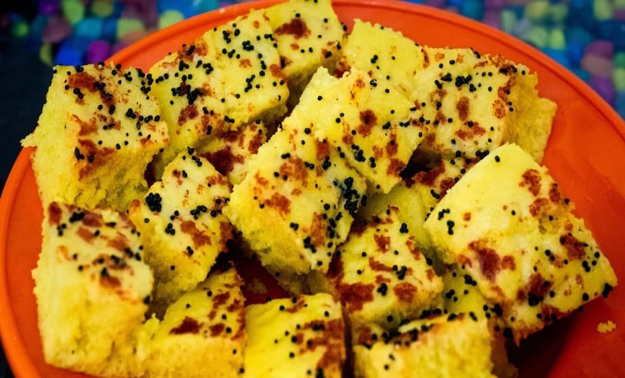 dhokla-feito-em-casa Dhokla macio e fofinho preparado em casa, trazendo o sabor autêntico da culinária indiana diretamente para sua mesa