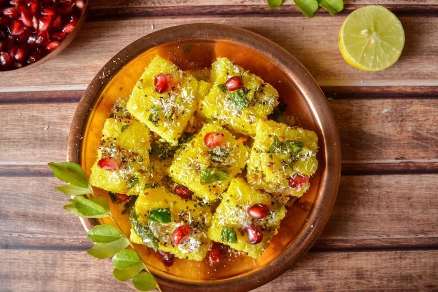 dhokla-servido-romã Dhokla indiano servido com sementes de romã frescas