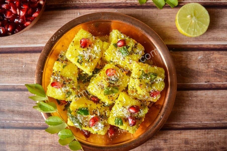 dhokla-servido-romã Dhokla indiano servido com sementes de romã frescas