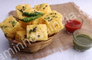 Dhokla tradicional indiano servido em uma tigela