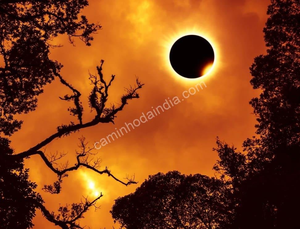 eclipse-solar-sol-lua-alinhamento Eclipse solar com a Lua cobrindo parcialmente o Sol, criando um anel de luz no céu