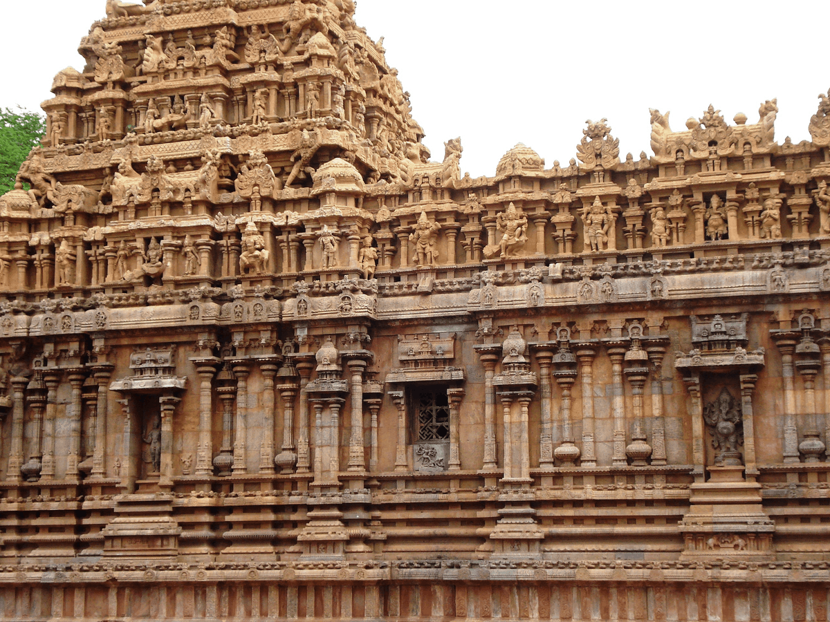 Esculturas detalhadas em pedra no Templo Brihadeeswarar, em Thanjavur, Tamil Nadu