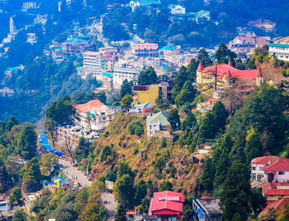 Estação montanhosa na Índia durante outono com árvores coloridas e neblina suave