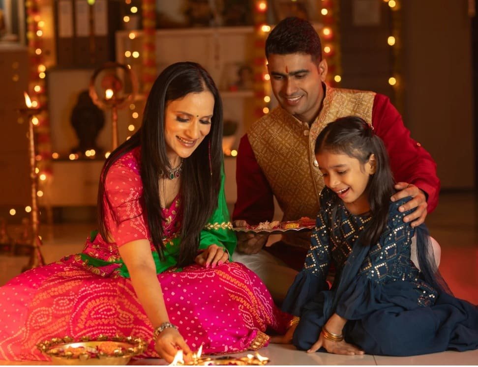 Família reunida celebrando o festival das luzes, compartilhando felicidade e tradições do Diwali