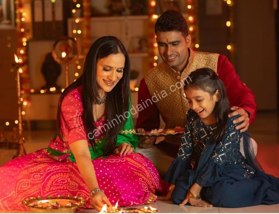 familia-celebrando-diwali Família reunida celebrando o festival das luzes, compartilhando felicidade e tradições do Diwali