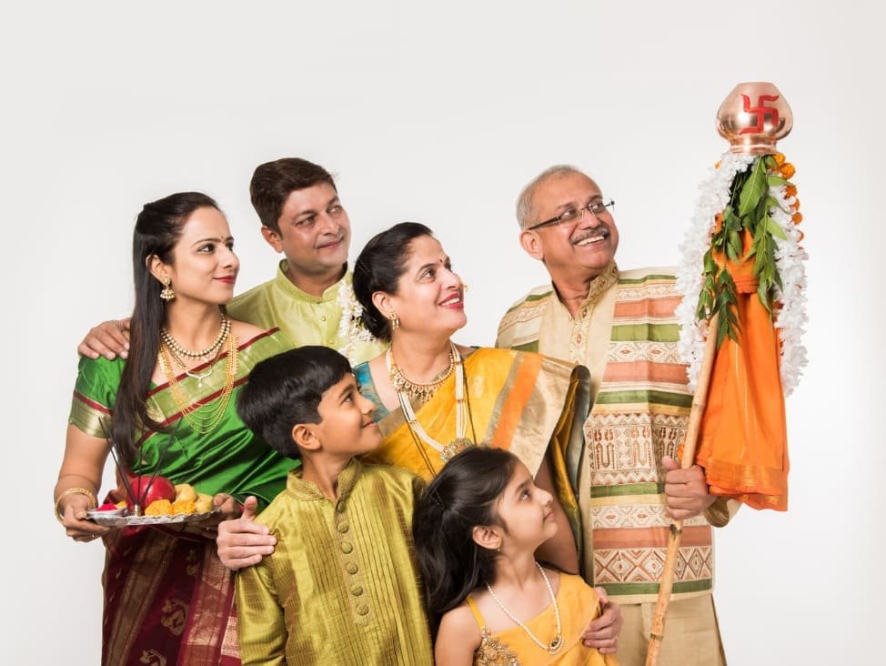 Família comemorando Gudi Padwa com alegria e tradição, marcando o início do novo ano marata