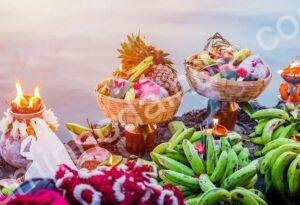 Frutas frescas dispostas nas margens do rio durante o festival Chhath Pooja, sob a luz suave do nascer do sol