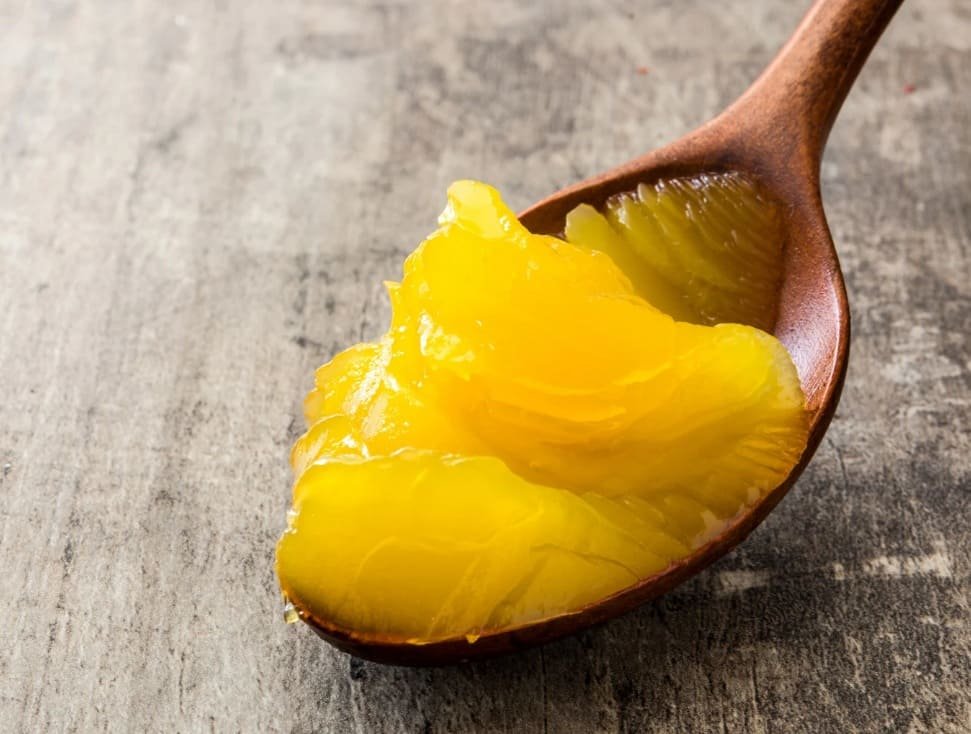 Ghee puro, ingrediente essencial na culinária indiana e símbolo de pureza nas tradições culturais