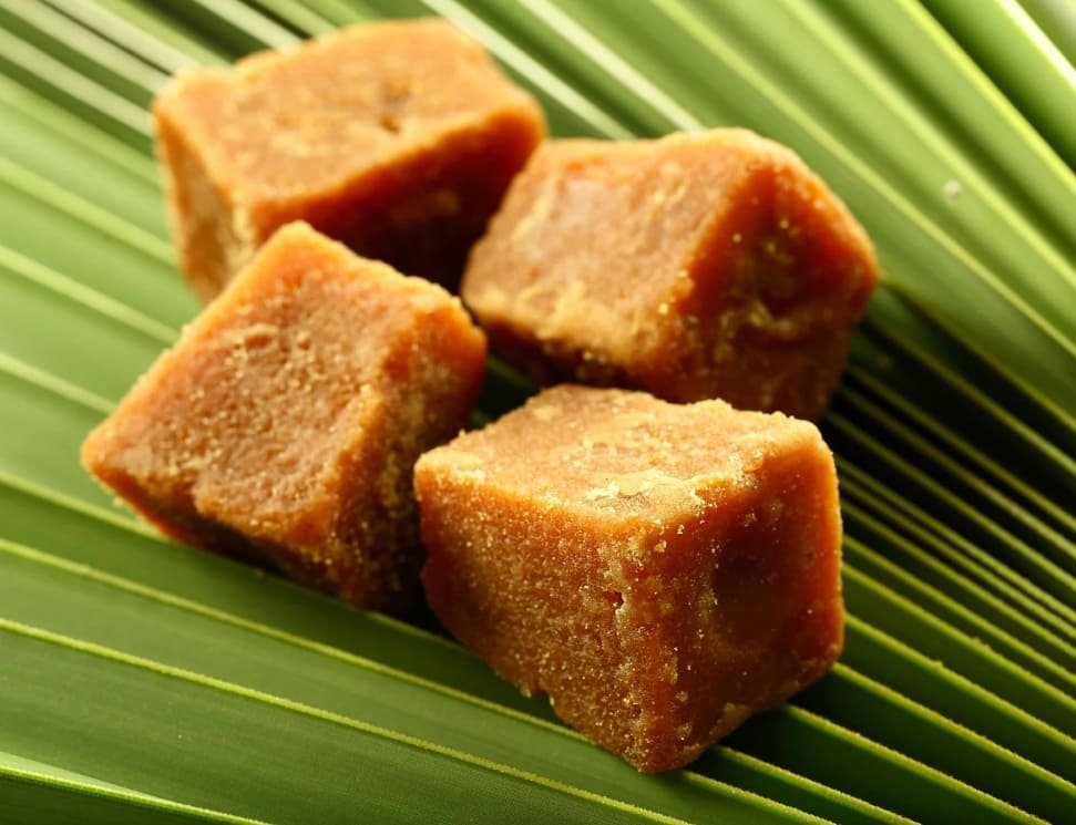 Jaggery, conhecido como gud na Índia, é um adoçante natural tradicional usado em doces e rituais festivos
