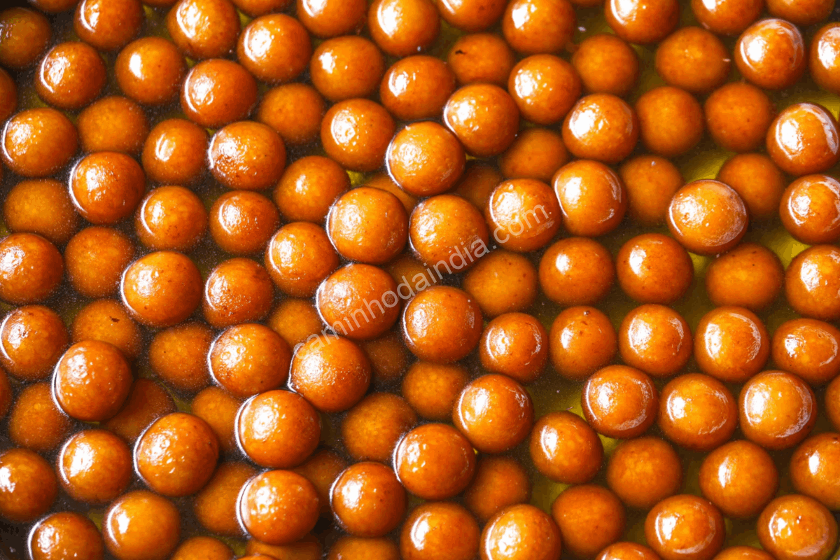 gulab-jamun-absorvendo-calda-acucar Gulab jamun deixado na calda para absorção completa do açúcar aromatizado