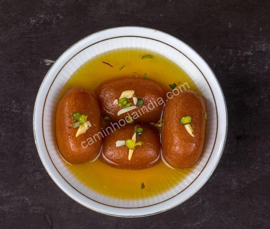 gulab-jamun-alongado Gulab Jamun alongado servido em calda doce