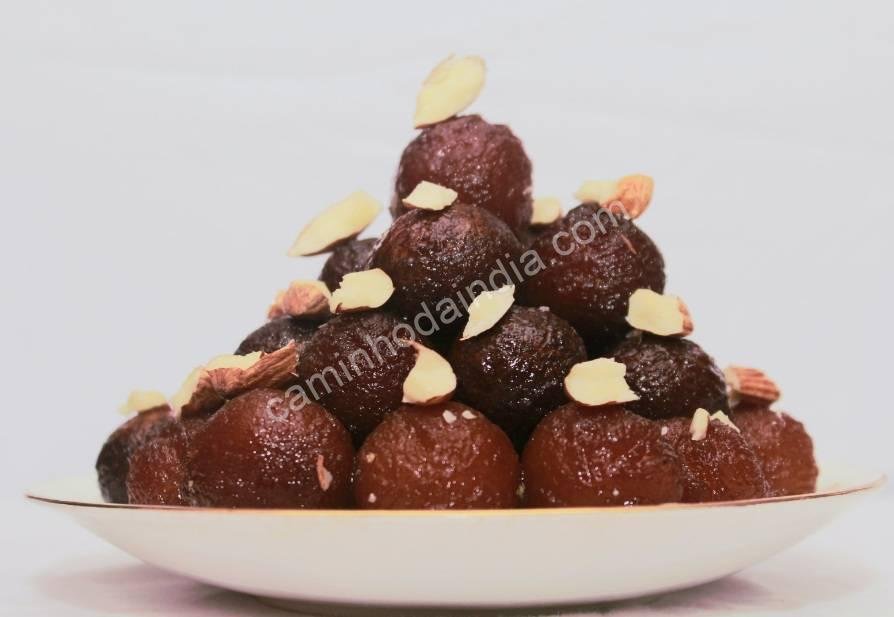 gulab-jamun-com-amendoas Gulab Jamun decorado com amêndoas, uma sobremesa indiana clássica com um toque crocante