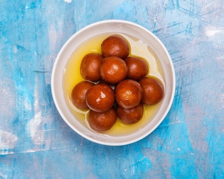 gulab-jamun-com-calda-doce Gulab Jamun servido com calda doce tradicional indiana