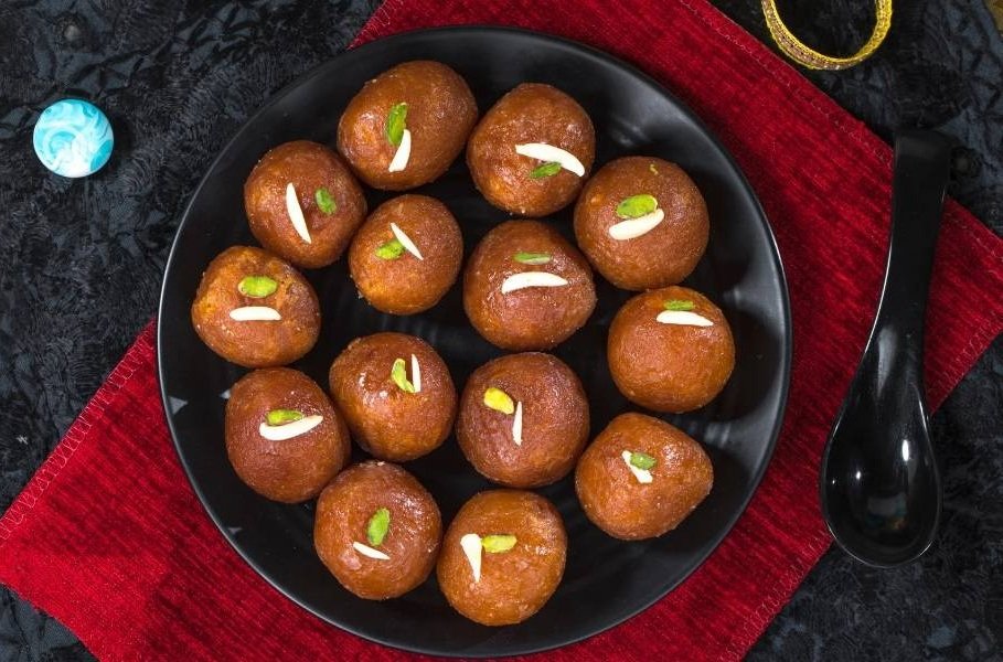gulab-jamun-seco Dry Gulab Jamun servido sem calda, decorado com pistache