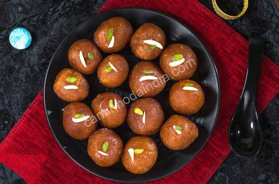 gulab-jamun-seco Dry Gulab Jamun servido sem calda, decorado com pistache