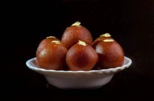 Gulab Jamun servido em uma tigela com calda doce