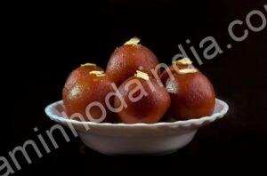 Gulab Jamun servido em uma tigela com calda doce