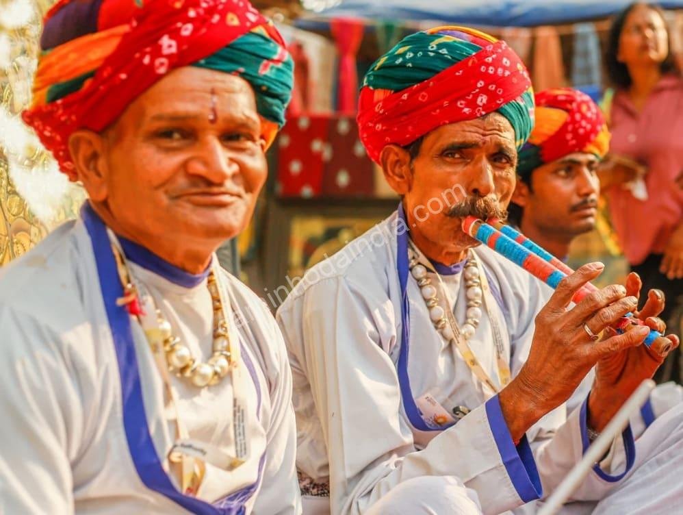homens-rajasthani-tocando-flauta-tradicional-no-festival Músicos de Rajasthan tocam flautas tradicionais em um festival, enchendo o ar com melodias típicas do deserto indiano