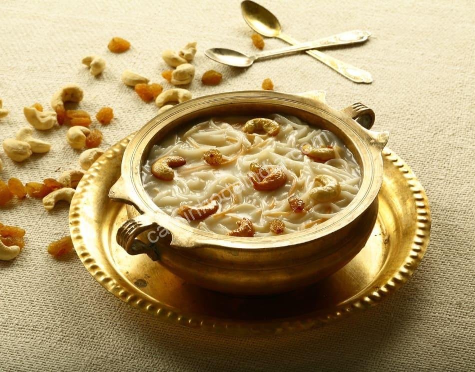 Tigela de kheer tradicional preparado durante o festival Chhath Pooja, decorado com amêndoas e açafrão
